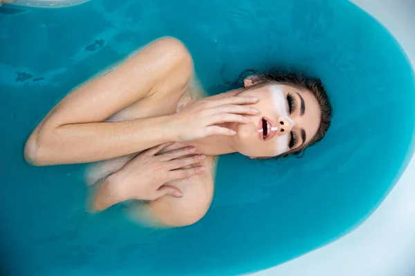 Μόδα Όμορφο Κορίτσι Ποζάρουν Πολύχρωμο Νερό Μπάνιο — Φωτογραφία Αρχείου