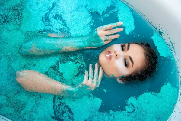 Mode Mooi Meisje Poseren Kleurrijk Bad Water — Stockfoto