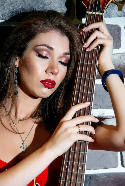 Moda Hermosa Chica Posando Con Guitarra — Foto de Stock