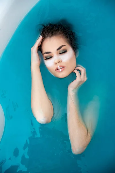 Mode Schöne Mädchen Posiert Buntem Badewasser — Stockfoto