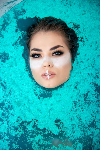 Mode Vacker Flicka Poserar Färgglada Badvatten — Stockfoto
