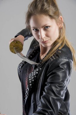 Katana 'lı güzel bir kadın portresi, Japon kılıcı. 