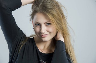 Doğal makyajlı güzel bir kadın. 