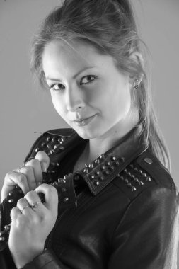 Doğal makyajlı güzel bir kadın. 