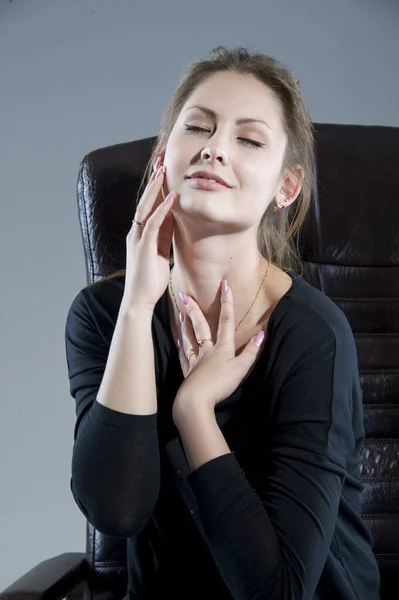 Giovane Bella Donna Con Trucco Naturale — Foto Stock