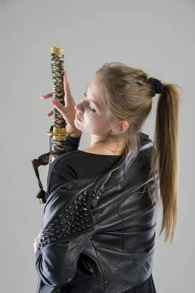 Retrato Joven Hermosa Mujer Con Katana Espada Japonesa — Foto de Stock