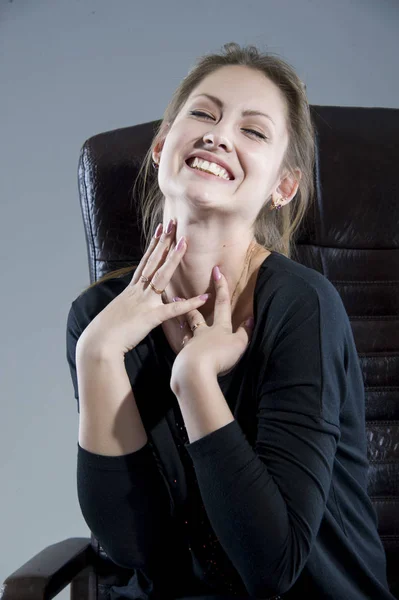 Giovane Bella Donna Con Trucco Naturale — Foto Stock