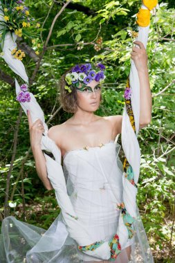 Doğada poz veren çiçeklerin içinde güzel bir gelin. 