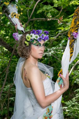 Çelenk takmış güzel bir gelinin portresi 