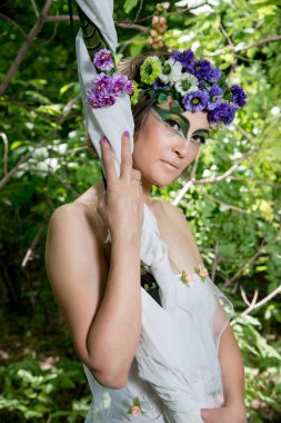 Doğada poz veren çiçeklerin içinde güzel bir gelin. 