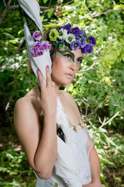 Doğada poz veren çiçeklerin içinde güzel bir gelin. 