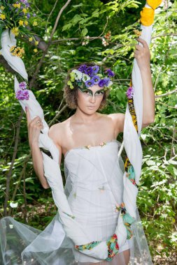 Doğada poz veren çiçeklerin içinde güzel bir gelin. 