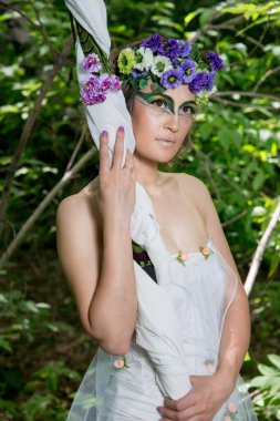 Doğada poz veren çiçeklerin içinde güzel bir gelin. 