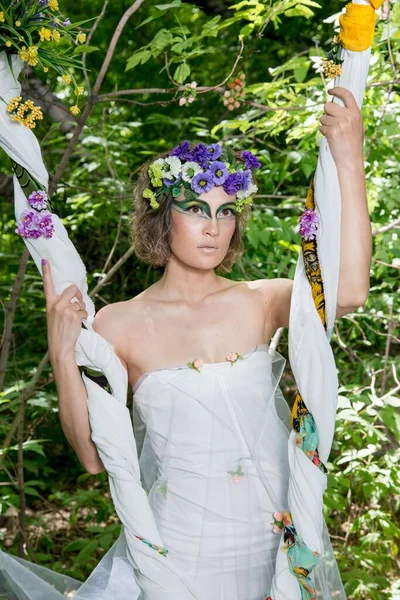 Schöne Braut Blumenkranz Posiert Draußen Der Natur — Stockfoto