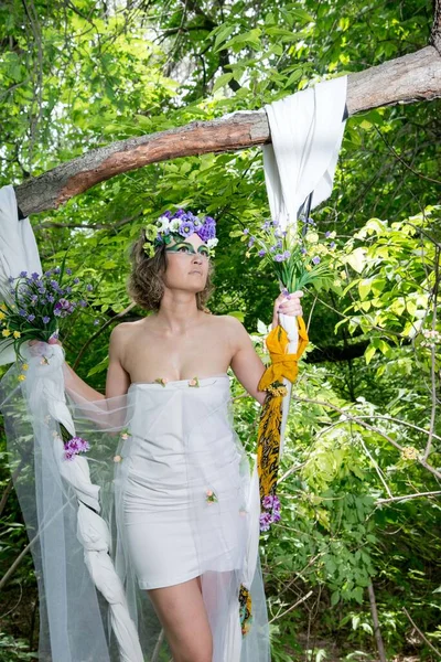 Vacker Brud Krans Blommor Poserar Skogen — Stockfoto