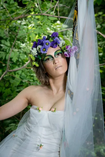 Schöne Braut Blumenkranz Posiert Wald — Stockfoto