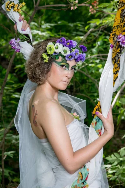 Vacker Brud Krans Blommor Poserar Skogen — Stockfoto