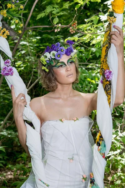 Hermosa Novia Una Corona Flores Posando Aire Libre Naturaleza — Foto de Stock