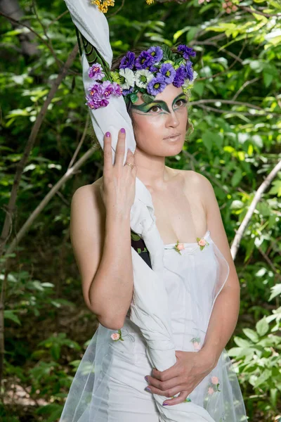 Schöne Braut Blumenkranz Posiert Draußen Der Natur — Stockfoto