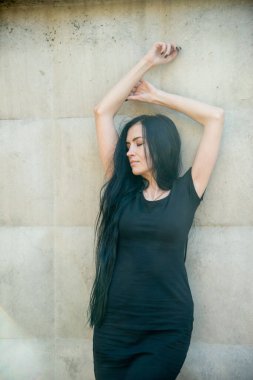 Güzel esmer kadın model dışarıda poz veriyor. 