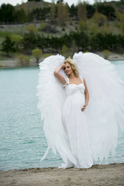 Schöne Braut Mit Engelsflügeln Posiert Draußen See — Stockfoto