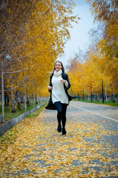 Jovem Bela Mulher Posando Parque Outono — Fotografia de Stock