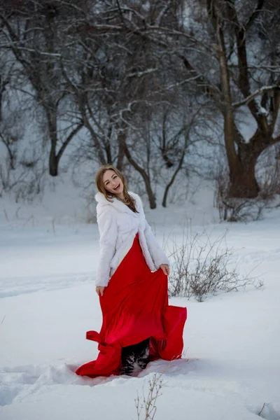 Jovem Bela Mulher Posando Livre Inverno Vestindo Casaco Pele Branca — Fotografia de Stock