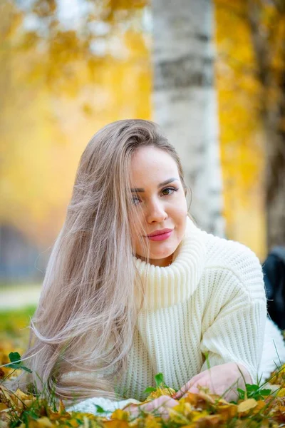 Портрет Молодої Красивої Блондинки Позує Осінньому Парку — стокове фото