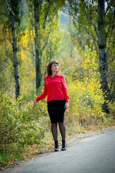 Bella Donna Posa All Aperto Indossando Camicia Rossa — Foto Stock