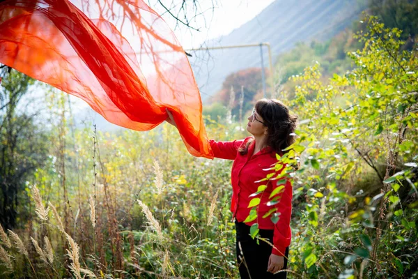 Joven Hermosa Mujer Posando Aire Libre Con Bufanda Color Rojo —  Fotos de Stock