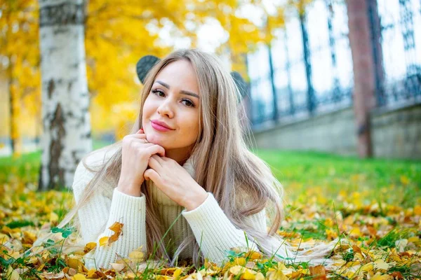 Porträt Einer Jungen Schönen Blonden Frau Die Herbstpark Posiert — Stockfoto