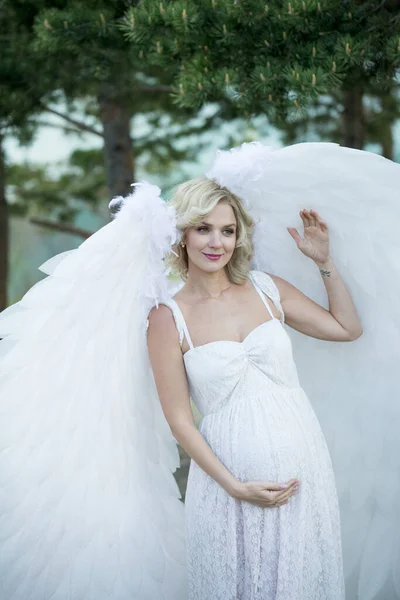Schöne Braut Mit Engelsflügeln Posiert Der Natur — Stockfoto
