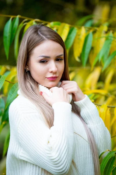 Potret Wanita Cantik Muda Berpose Luar Ruangan Mengenakan Sweater Putih — Stok Foto