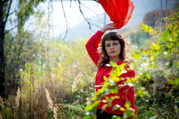 Jovem Bela Mulher Posando Livre Com Cachecol Vermelho Brilhante — Fotografia de Stock