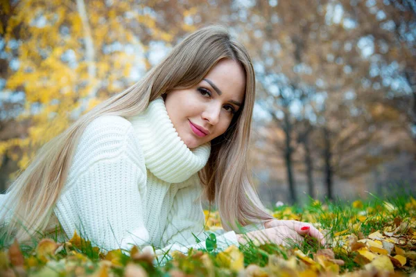 Junge Schöne Frau Posiert Herbst Park — Stockfoto