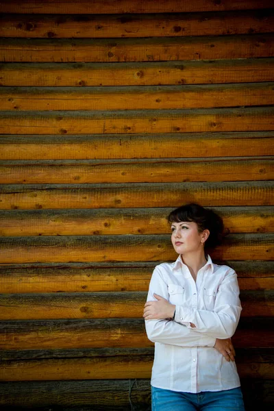 Bela Mulher Posando Perto Casa Com Troncos Madeira — Fotografia de Stock