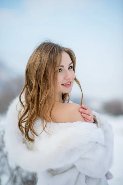 Jovem Bela Mulher Posando Livre Inverno Vestindo Casaco Pele Branca — Fotografia de Stock