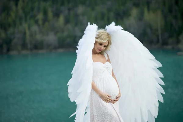 Krásná Nevěsta Andělskými Křídly Pózující Přírodě — Stock fotografie