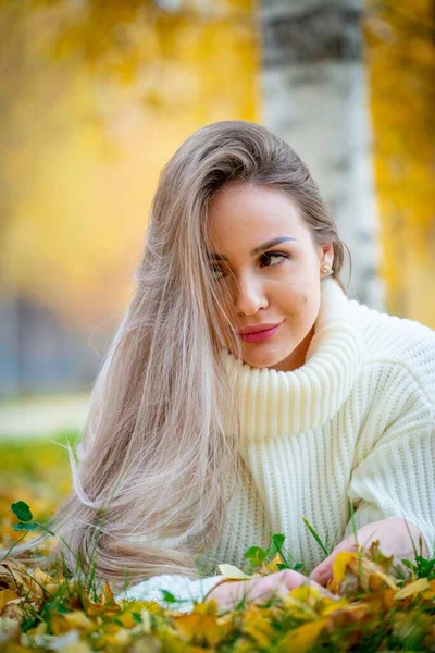 Portrait Young Beautiful Blonde Woman Posing Autumn Park — Stock Photo, Image