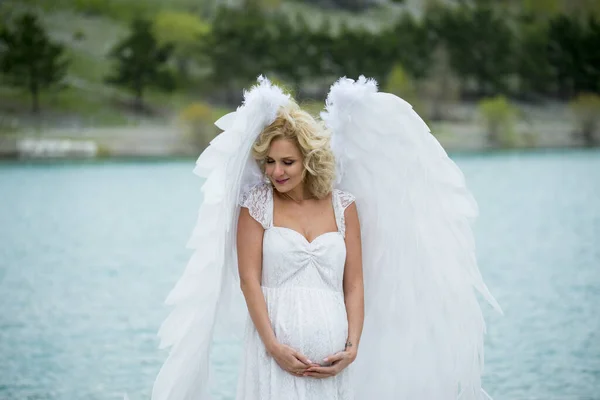 Schöne Braut Mit Engelsflügeln Posiert Draußen See — Stockfoto