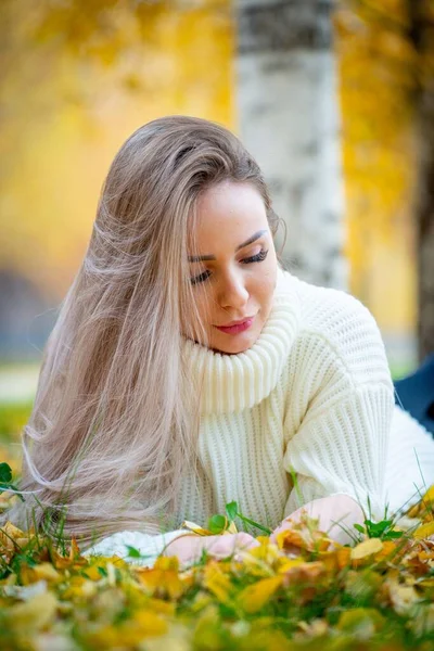 Retrato Joven Hermosa Mujer Rubia Posando Parque Otoño — Foto de Stock