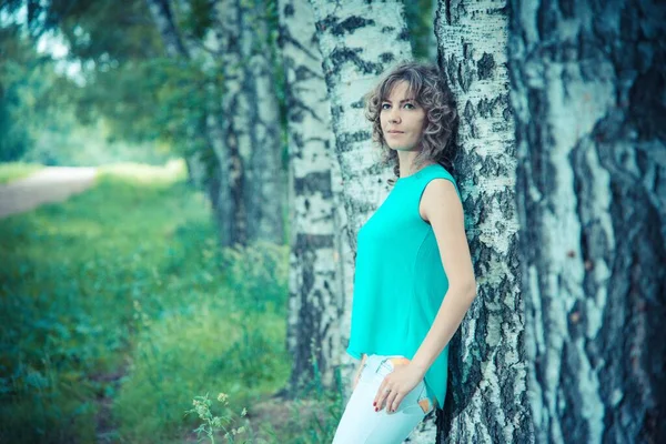 아름다운 여자가 자작나무 야외에서 포즈를 취하는 — 스톡 사진