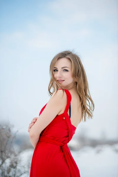 Menina Bonita Vestindo Vestido Vermelho Posando Livre Inverno — Fotografia de Stock