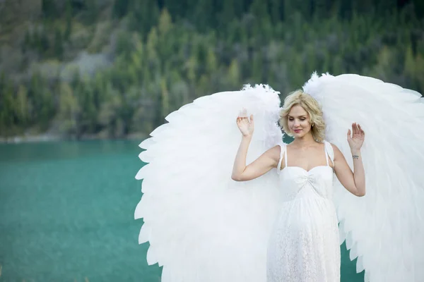 Schöne Braut Mit Engelsflügeln Posiert Der Natur — Stockfoto