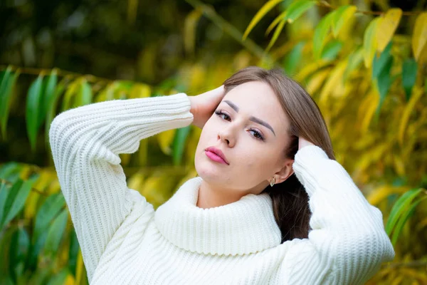 Close Retrato Jovem Bela Mulher Posando Livre Vestindo Camisola Branca — Fotografia de Stock