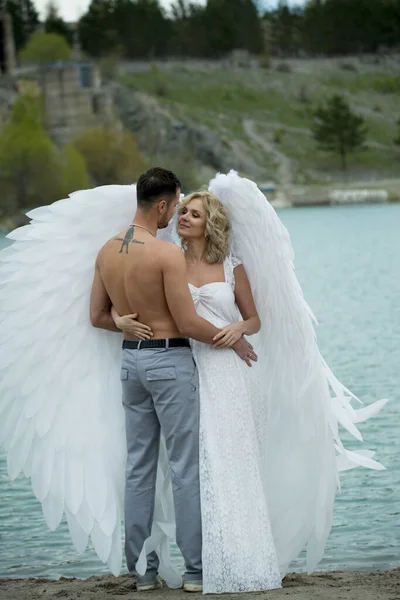 Schönes Paar Posiert Freien Braut Mit Engelsflügeln Und Bräutigam — Stockfoto