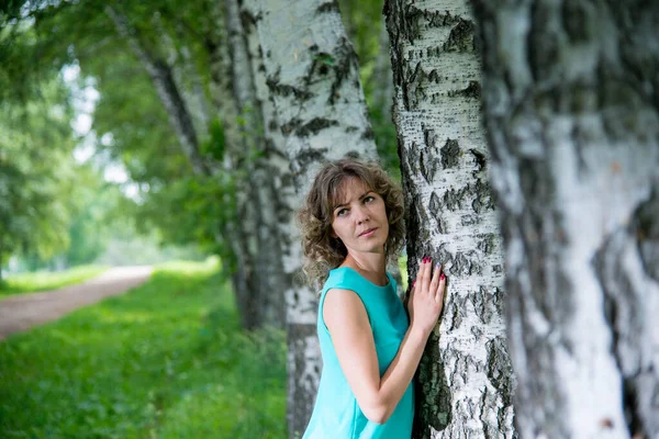 Smuk Kvinde Poserer Udendørs Nær Birketræer - Stock-foto