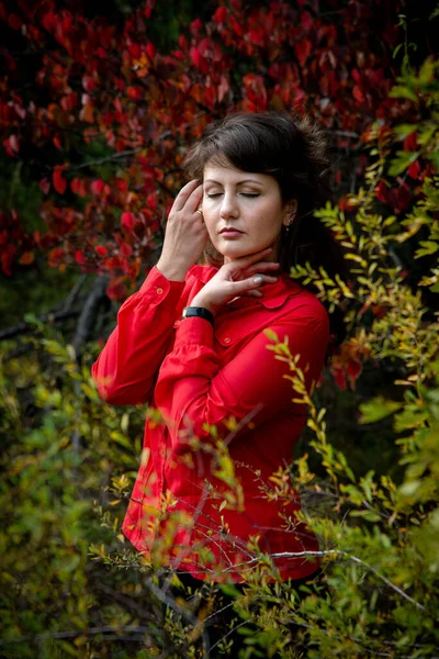 Hermosa Mujer Posando Aire Libre Vistiendo Camisa Roja — Foto de Stock