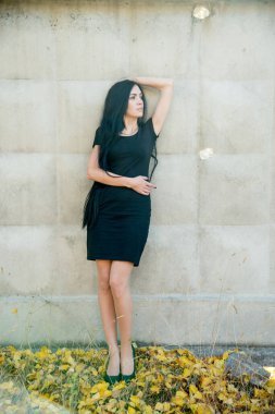 Güzel esmer kadın model dışarıda poz veriyor. 