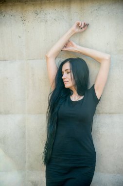 Güzel esmer kadın model dışarıda poz veriyor. 